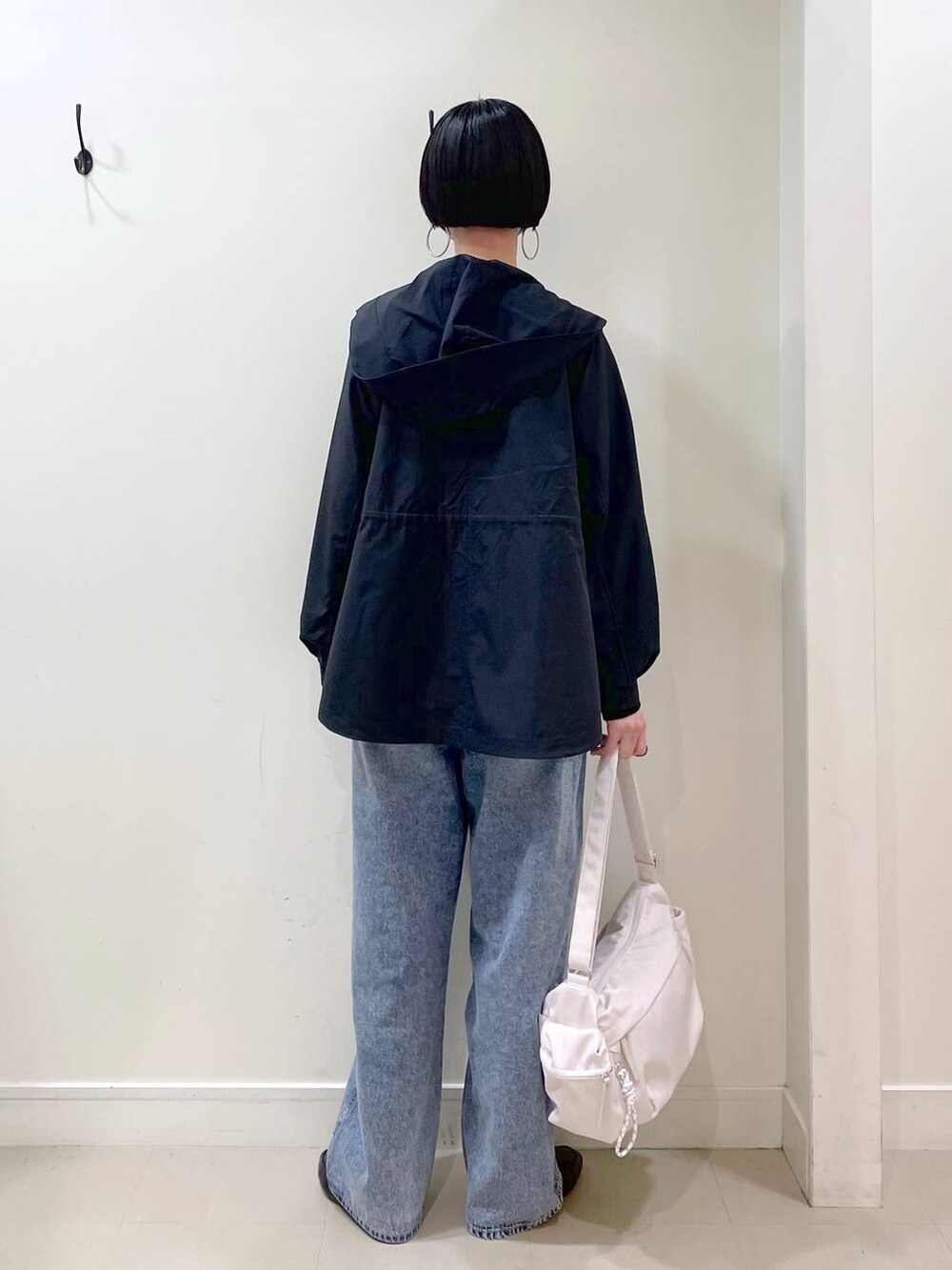 「楽ちんコーデ、普通_GLOBAL WORK、高身長、体型カバー、シンプルコーデ、マウンテンパーカー、アウター、春コーデ、カーディガン、Tシャツ、ネックレス、高見え、若見え、着痩せ・細見え、ママコーデ」|「GLOBAL WORKのGOODデニムバギーパンツ/118365(デニムパンツ、ブルー系)」を使った、るんるんさん(レディース・168cm)の春コーディネートの5枚目の写真