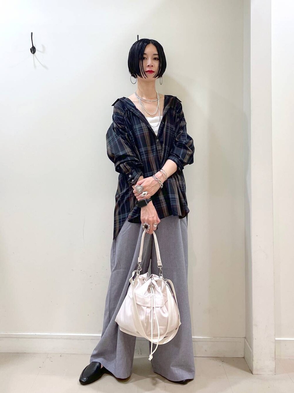 ブラック系のその他シューズ、ホワイト系のショルダーバッグ、ホワイト系のキャミソールを着用したレディースの夏コーディネートの7枚目の写真