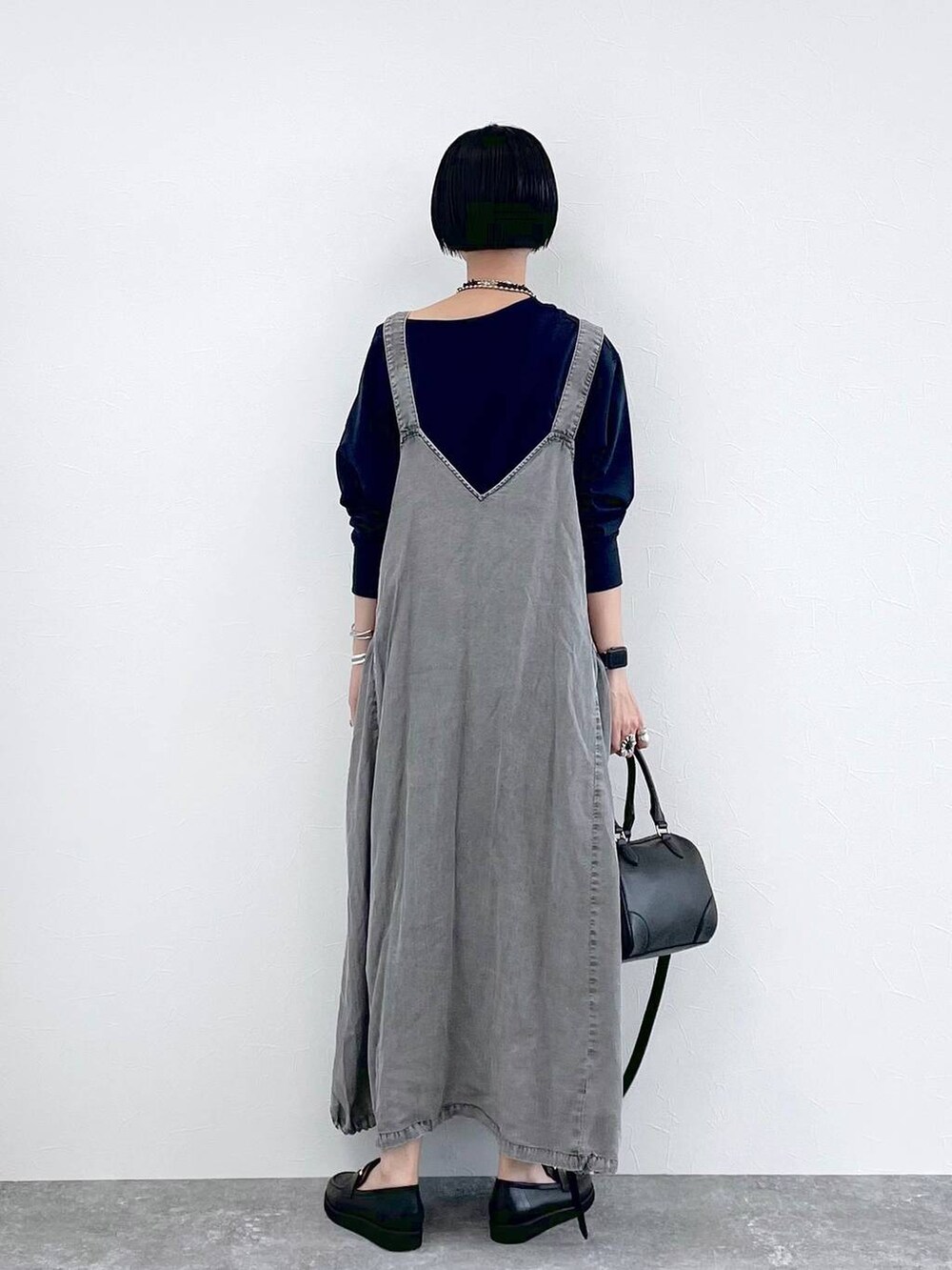 ブラック系のローファー、ブルー系のスウェット、ブラック系のデジタル腕時計を着用したレディースの夏コーディネートの4枚目の写真