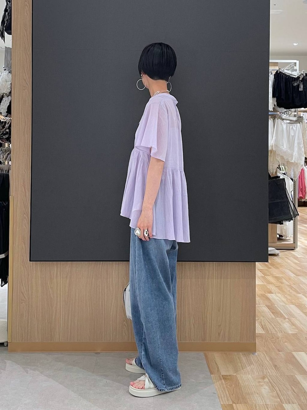 ホワイト系のキャミソール、ブルー系のデニムパンツ、ホワイト系のサンダルを着用したレディースの夏コーディネートの4枚目の写真