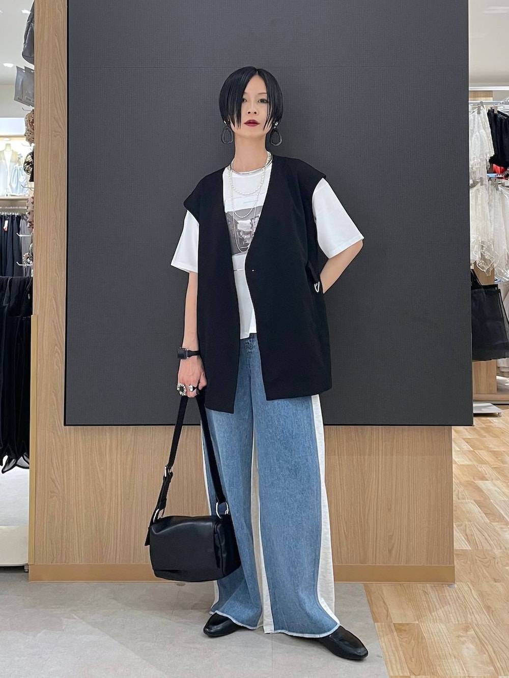 ブラック系のその他シューズ、ホワイト系のTシャツ/カットソー、ブラック系のショルダーバッグを着用したレディースの夏コーディネートの6枚目の写真