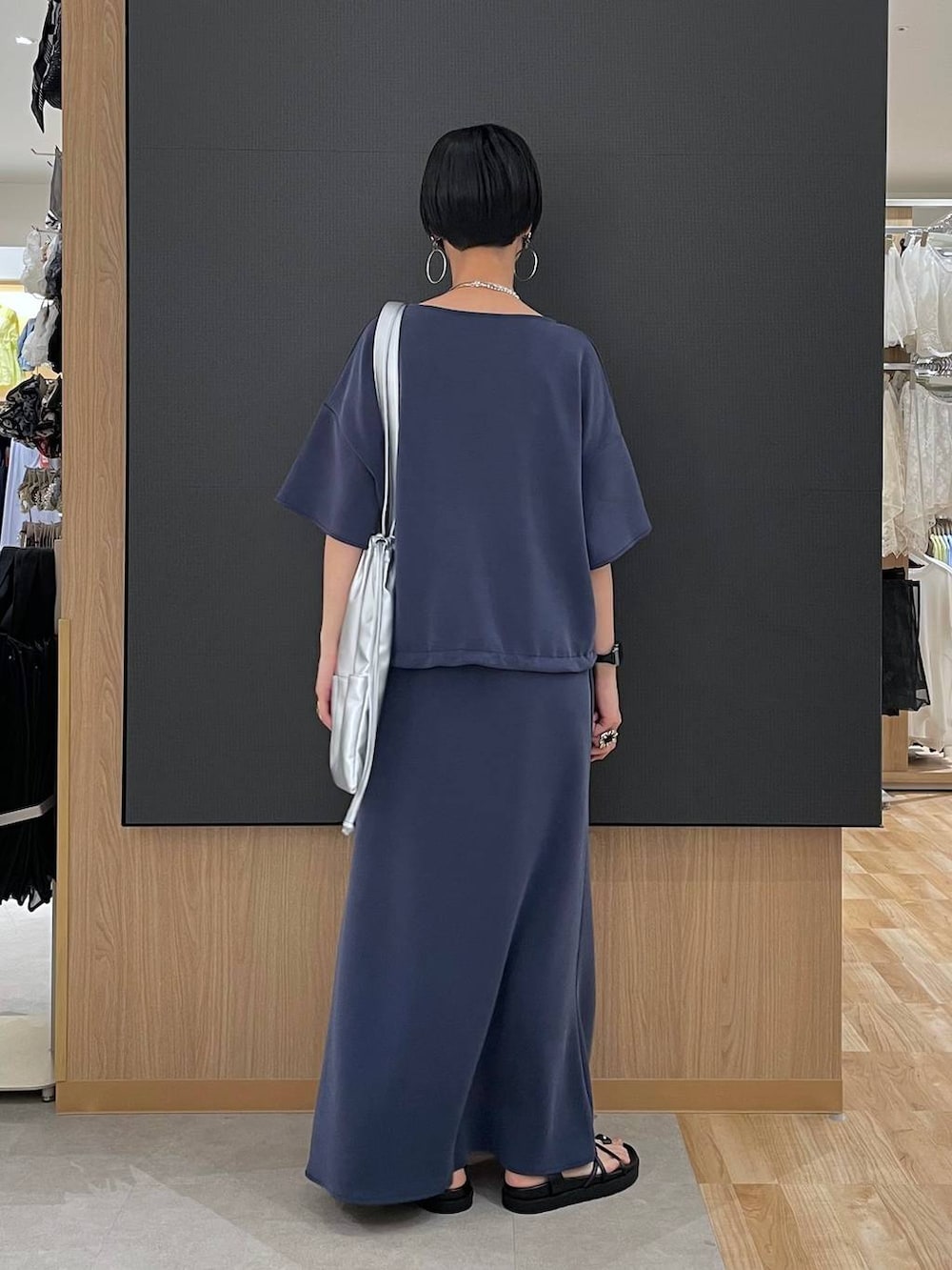 ブラック系のサンダル、ブルー系のTシャツ/カットソー、ブルー系のスカートを着用したレディースの夏コーディネートの4枚目の写真