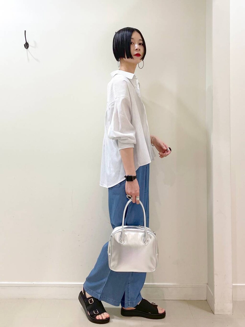 「高見え、若見え、着痩せ・細見え、ママコーデ、楽ちんコーデ、普通_GLOBAL WORK、高身長、体型カバー、GLOBAL WORK、シンプルコーデ、大人カジュアル、シャツ、タンクトップ、ワイドパンツ、パンツ」|「GLOBAL WORKのスペ軽2WAYスクエアボストン/252305(ボストンバッグ、グレー系)」を使った、るんるんさん(レディース・168cm)の春コーディネートの3枚目の写真