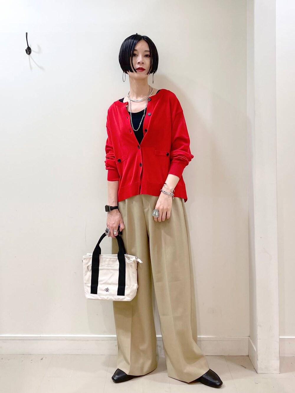 「高見え、若見え、着痩せ・細見え、ママコーデ、楽ちんコーデ、普通_GLOBAL WORK、高身長、体型カバー、GLOBAL WORK、シンプルコーデ、大人カジュアル、カーディガン、タンクトップ、ワイドパンツ、パンツ」｜「GLOBAL WORKのらくっション踏めるバブーシュ/136007（その他シューズ、ブラック系）」を使った、るんるんさん（レディース・168cm）の春コーディネートの2枚目の写真