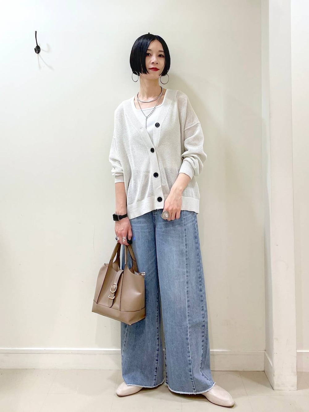 「高見え、若見え、着痩せ・細見え、ママコーデ、楽ちんコーデ、普通_GLOBAL WORK、高身長、体型カバー、GLOBAL WORK、シンプルコーデ、大人カジュアル、カーディガン、タンクトップ、デニムパンツ、パンツ」|「GLOBAL WORKのらくっション踏めるバブーシュ/136007(その他シューズ、ホワイト系)」を使った、るんるんさん(レディース・168cm)の春コーディネートの6枚目の写真