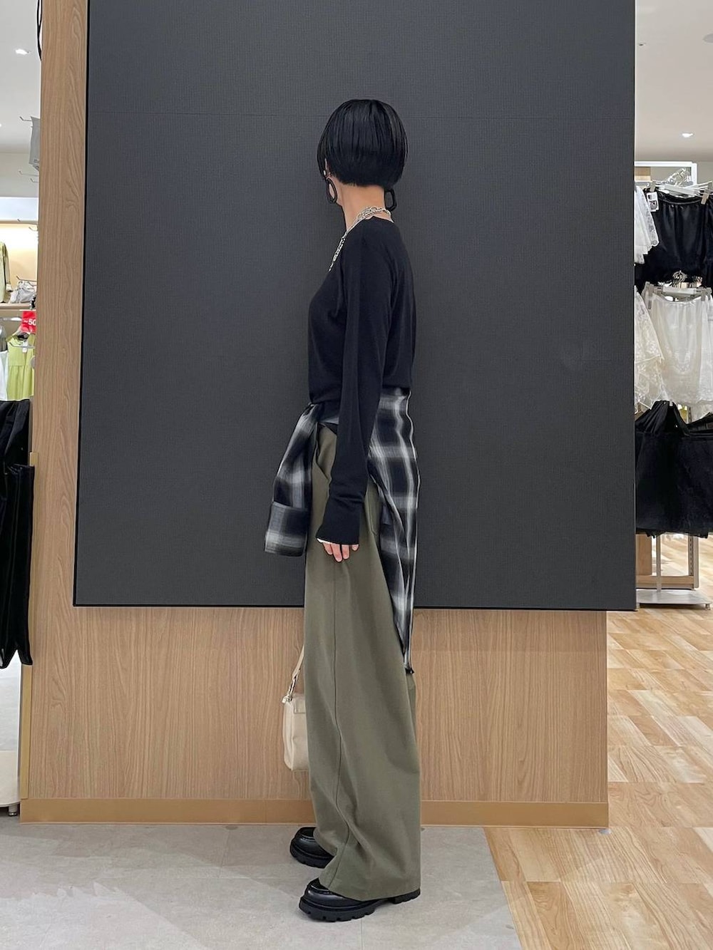ホワイト系のTシャツ/カットソー、ブラック系のローファー、ブラック系のシャツ/ブラウスを着用したレディースの秋コーディネートの9枚目の写真