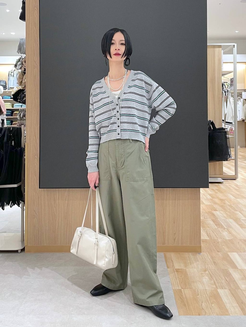 ブラック系のその他シューズ、ベージュ系のショルダーバッグ、ホワイト系のキャミソールを着用したレディースの春コーディネートの5枚目の写真