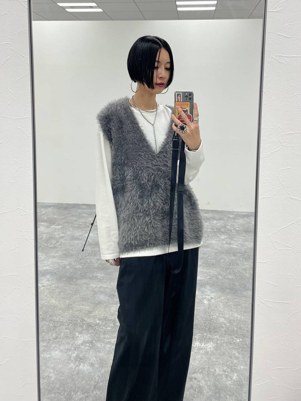 ブラック系のその他パンツ、グレー系のベスト、シルバー系のネックレスを着用したレディースの秋コーディネートの3枚目の写真