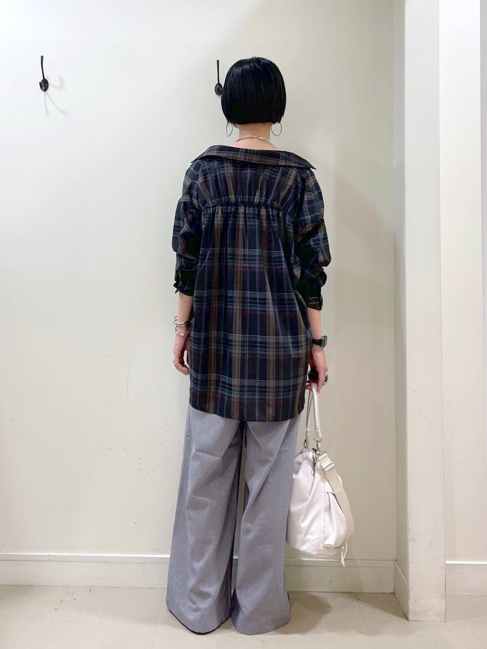 ブラック系のその他シューズ、ホワイト系のショルダーバッグ、ホワイト系のキャミソールを着用したレディースの夏コーディネートの5枚目の写真