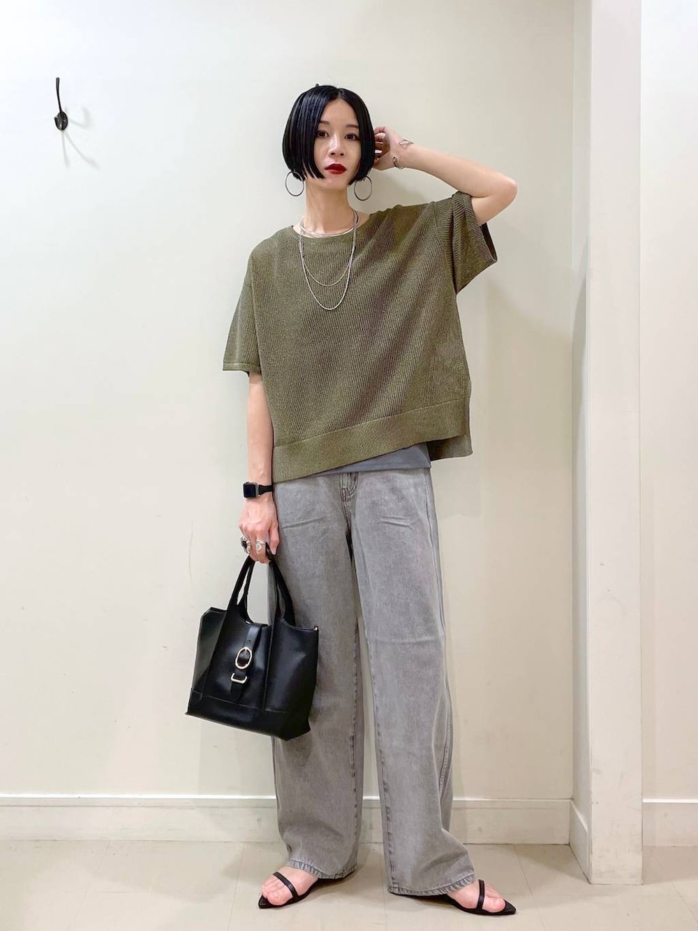 「高見え、若見え、着痩せ・細見え、ママコーデ、楽ちんコーデ、普通_GLOBAL WORK、高身長、体型カバー、GLOBAL WORK、シンプルコーデ、大人カジュアル、タンクトップ、ワイドパンツ、パンツ、デニムパンツ」|「GLOBAL WORKのGOODデニムバギーパンツ/118365(デニムパンツ、グレー系)」を使った、るんるんさん(レディース・168cm)の春コーディネートの6枚目の写真