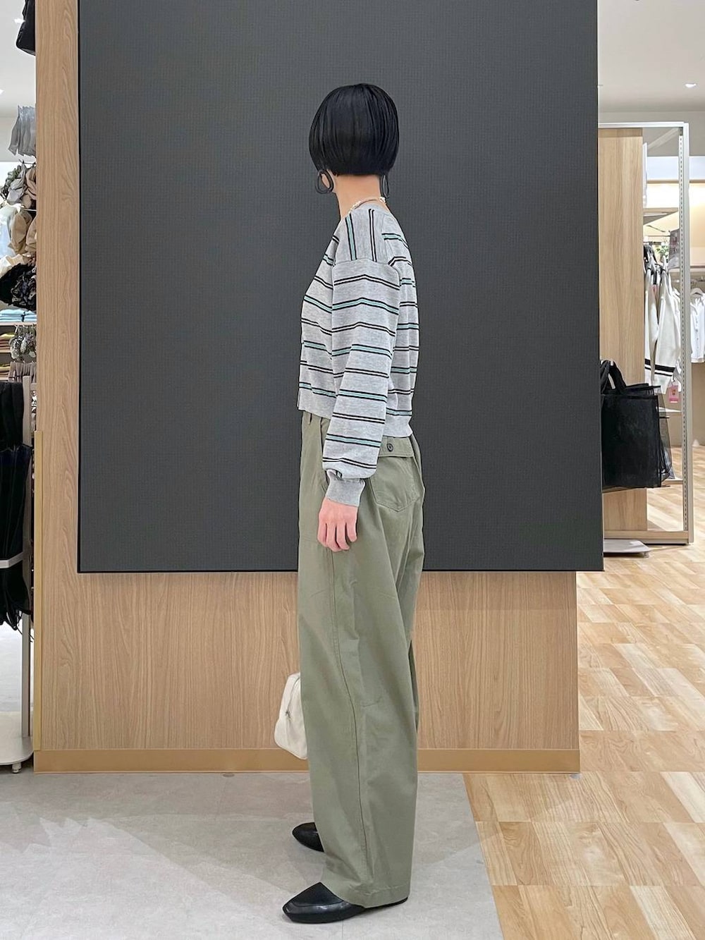 ブラック系のその他シューズ、ベージュ系のショルダーバッグ、ホワイト系のキャミソールを着用したレディースの春コーディネートの4枚目の写真