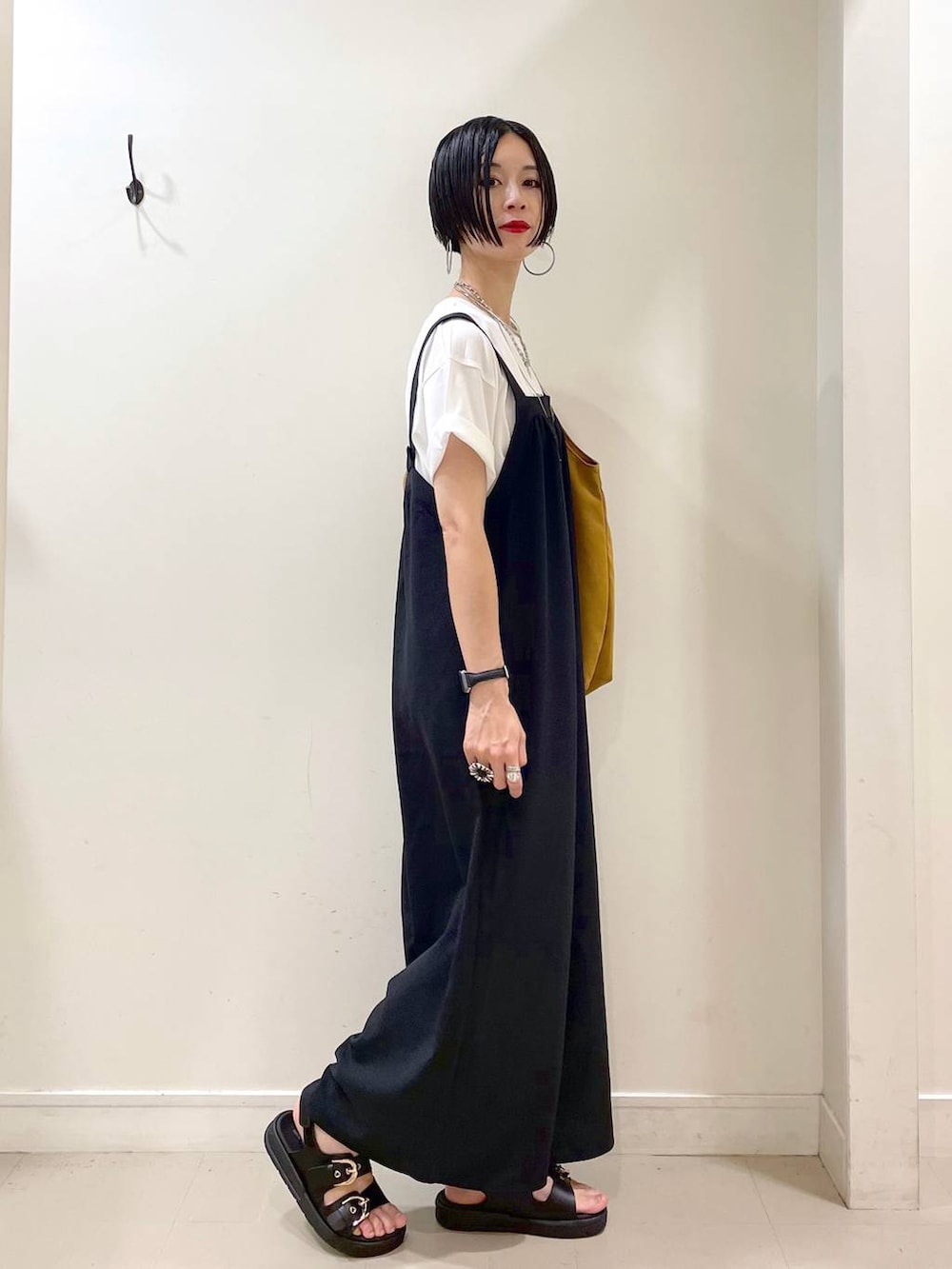 「高見え、若見え、シンプルコーデ、大人カジュアル、着痩せ・細見え、ママコーデ、楽ちんコーデ、普通_GLOBAL WORK、高身長、体型カバー、GLOBAL WORK、Tシャツ、サロペット、パンツ、ワイドパンツ」｜「GLOBAL WORKのリッチクリーンプリントT半袖/147640（Tシャツ/カットソー、ホワイト系）」を使った、るんるんさん（レディース・168cm）の夏コーディネートの3枚目の写真