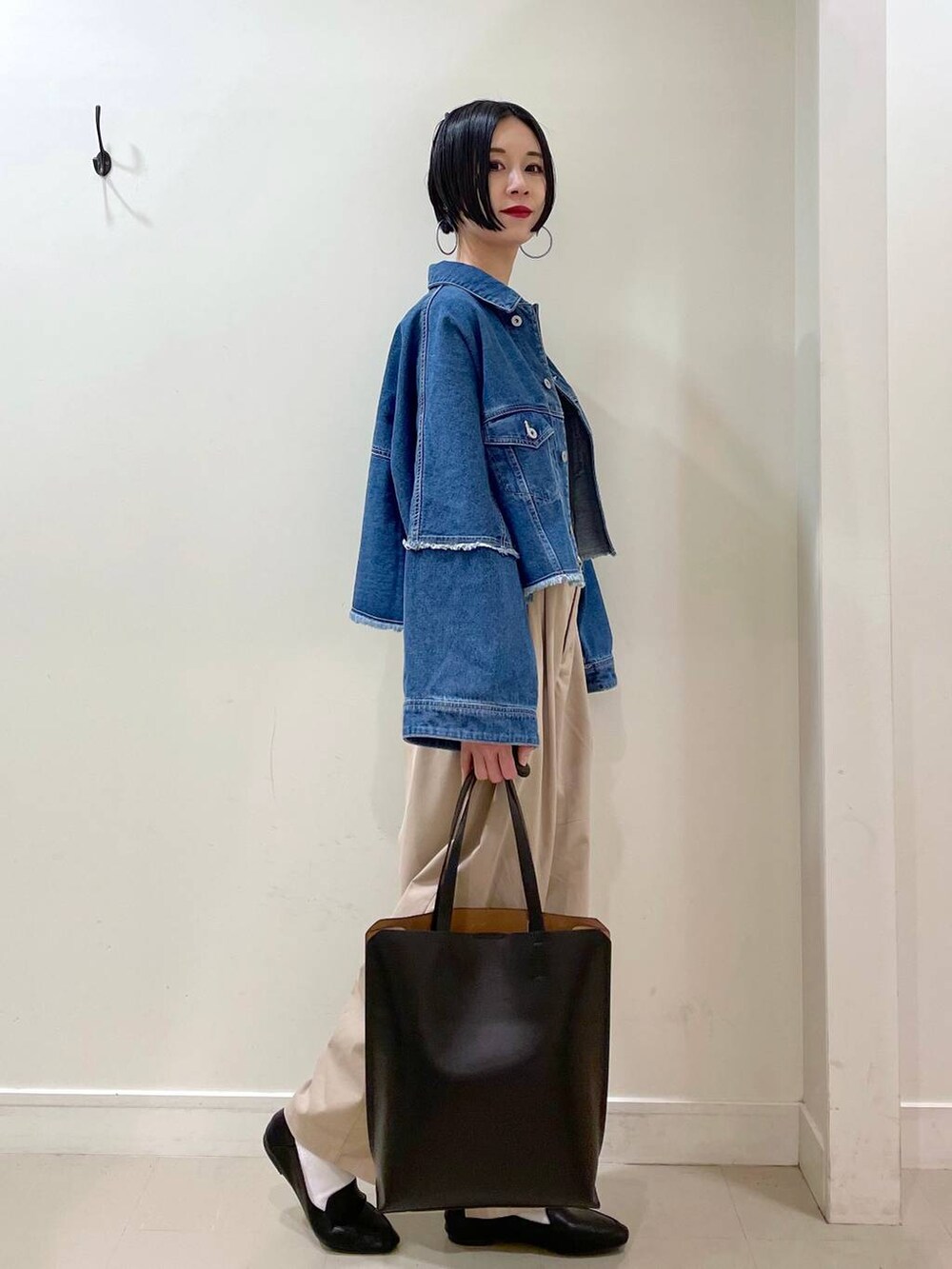 「高見え、若見え、着痩せ・細見え、ママコーデ、普通_GLOBAL WORK、高身長、GLOBAL WORK、パンツ、Tシャツ、ショルダーバッグ、バッグ、ネックレス、春コーデ」|「GLOBAL WORKのBeauteeラメクループルオーバー長袖/115464(Tシャツ/カットソー、ブラック系)」を使った、るんるんさん(レディース・168cm)の夏コーディネートの3枚目の写真