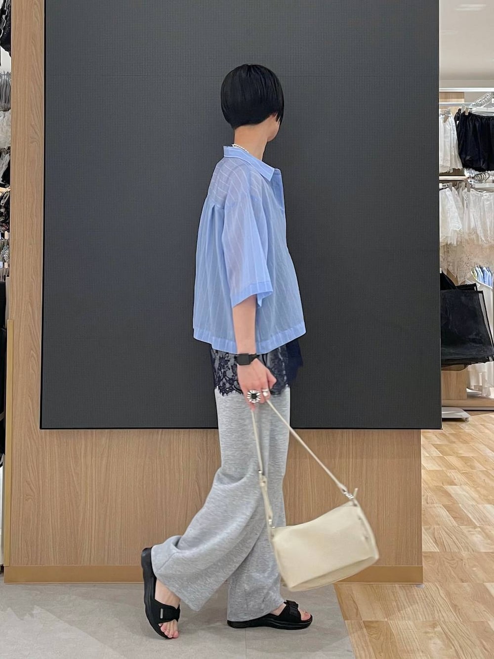 ブルー系のシャツ/ブラウス、グレー系のその他パンツ、ブラック系のサンダルを着用したレディースの夏コーディネートの2枚目の写真