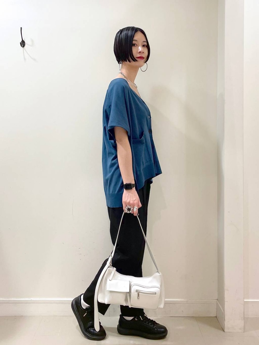 「カーディガン、キャミソール、カップ付きインナー、テーパードパンツ、パンツ、ネックレス、スニーカー、ショルダーバッグ、春コーデ、高見え、若見え、着痩せ・細見え、ママコーデ、楽ちんコーデ、普通_GLOBAL WORK」｜「GLOBAL WORKのエアかるコートスニーカー/135742（スニーカー、ブラック系）」を使った、るんるんさん（レディース・168cm）の春コーディネートの3枚目の写真
