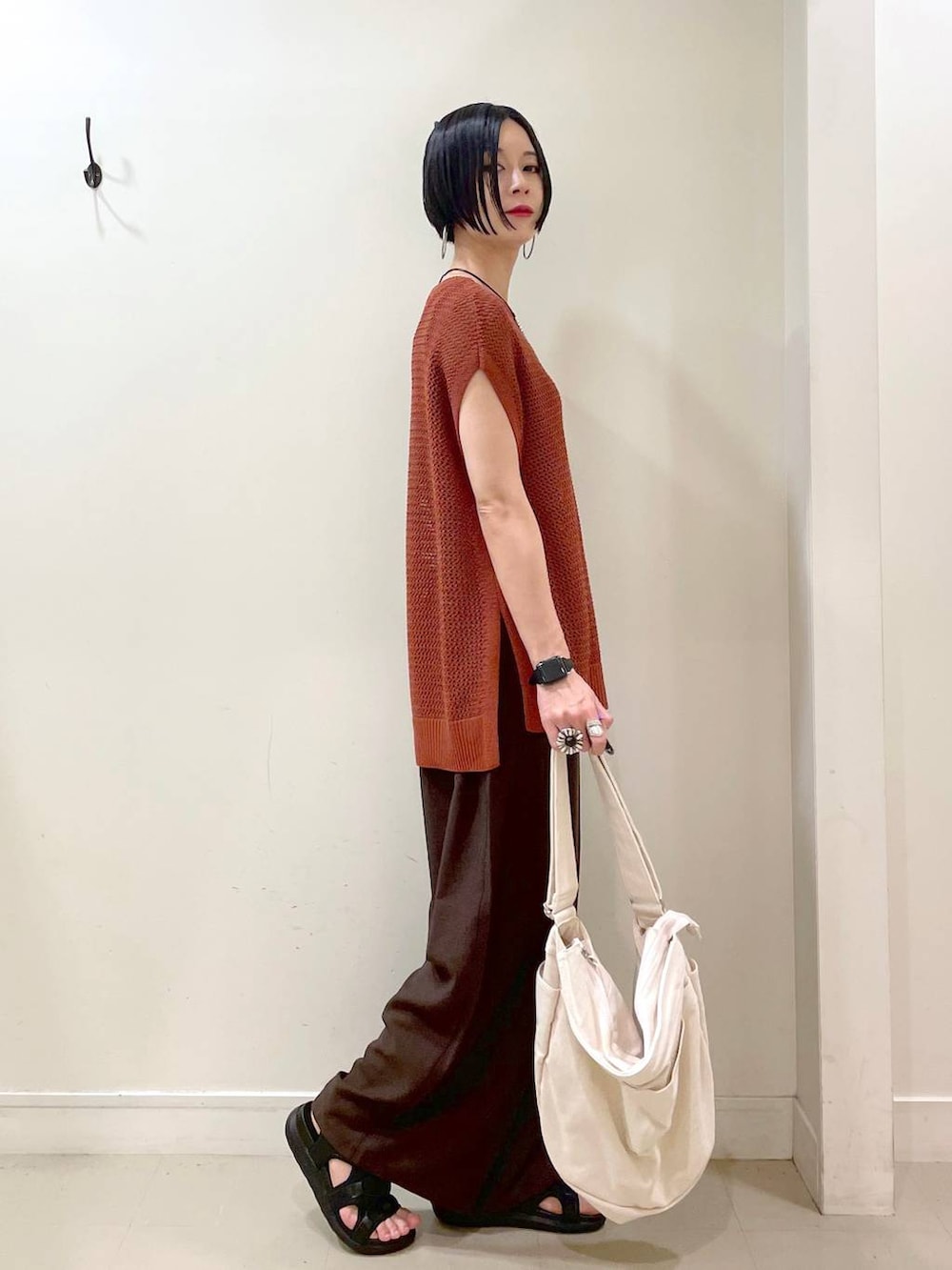 「GLOBAL WORK、シンプルコーデ、高見え、若見え、着痩せ・細見え、ママコーデ、楽ちんコーデ、普通_GLOBAL WORK、高身長、体型カバー、大人カジュアル、ワイドパンツ、パンツ、ネックレス、サンダル」|「GLOBAL WORKのアップルウォッチ/合皮バンド/160631(デジタル腕時計、ブラック系)」を使った、るんるんさん(レディース・168cm)の夏コーディネートの3枚目の写真