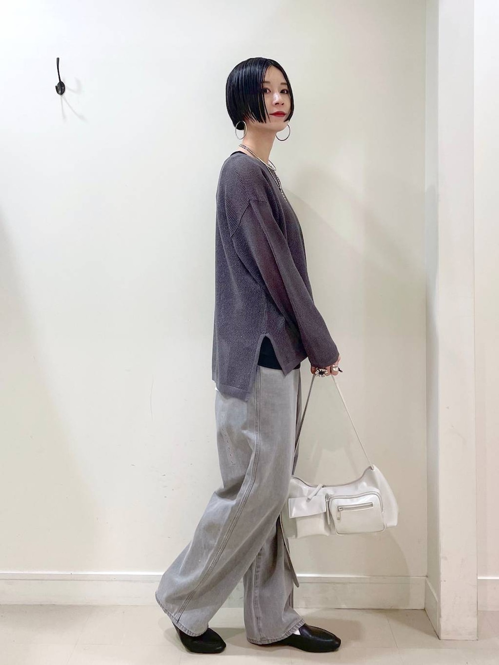 「高見え、若見え、着痩せ・細見え、ママコーデ、楽ちんコーデ、普通_GLOBAL WORK、高身長、体型カバー、GLOBAL WORK、シンプルコーデ、大人カジュアル、タンクトップ、デニムパンツ、パンツ、ネックレス」｜「GLOBAL WORKのGOODデニムバギーパンツ/118365（デニムパンツ、グレー系）」を使った、るんるんさん（レディース・168cm）の春コーディネートの2枚目の写真