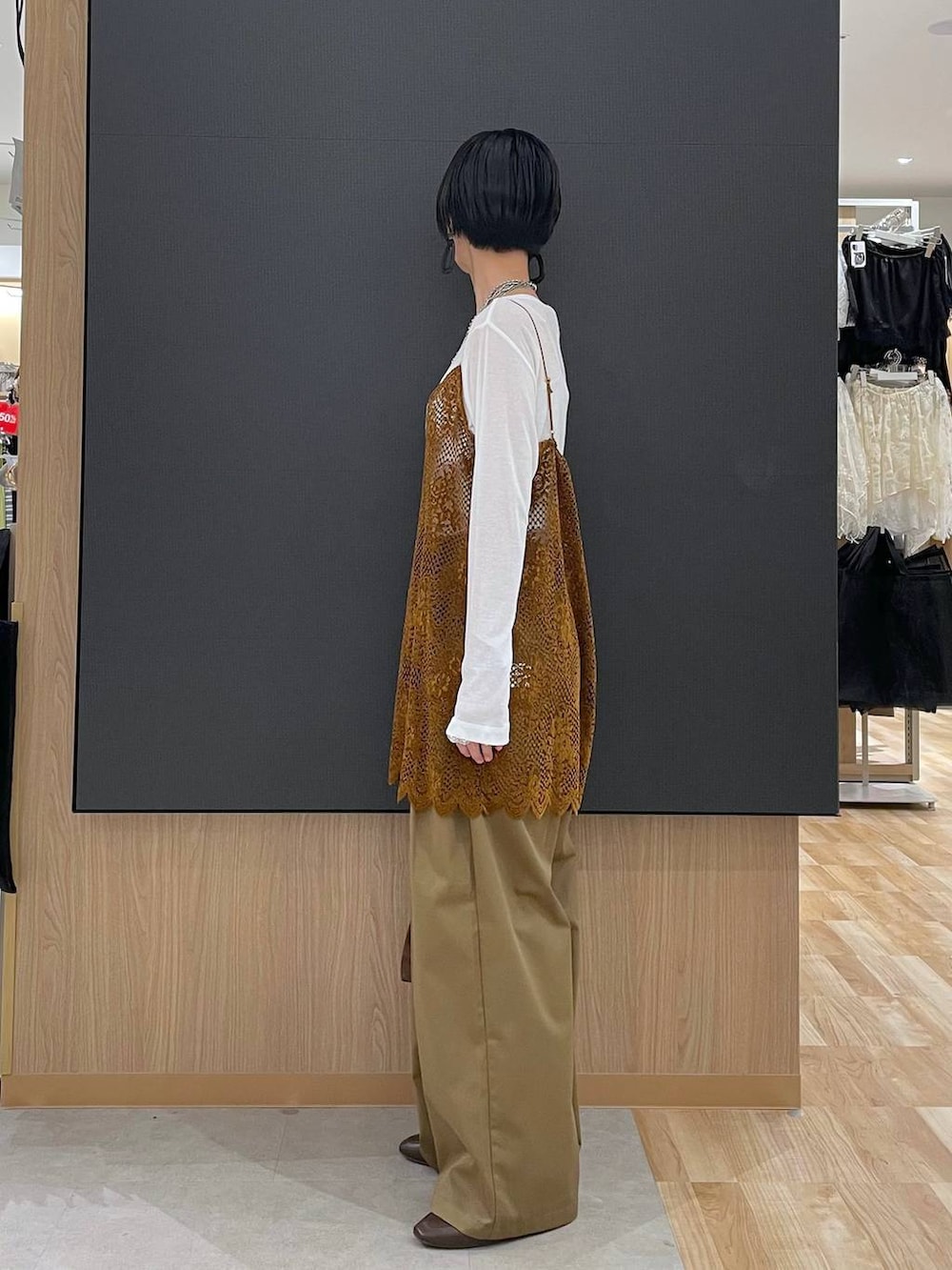 ホワイト系のTシャツ/カットソー、オレンジ系のキャミソール、ブラウン系のその他シューズを着用したレディースの秋コーディネートの10枚目の写真