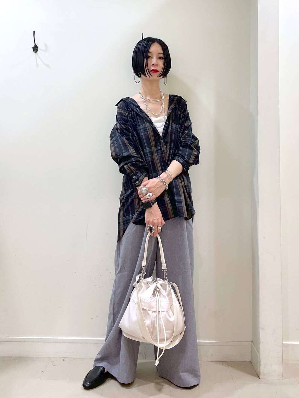 ブラック系のその他シューズ、ホワイト系のショルダーバッグ、ホワイト系のキャミソールを着用したレディースの夏コーディネートの2枚目の写真