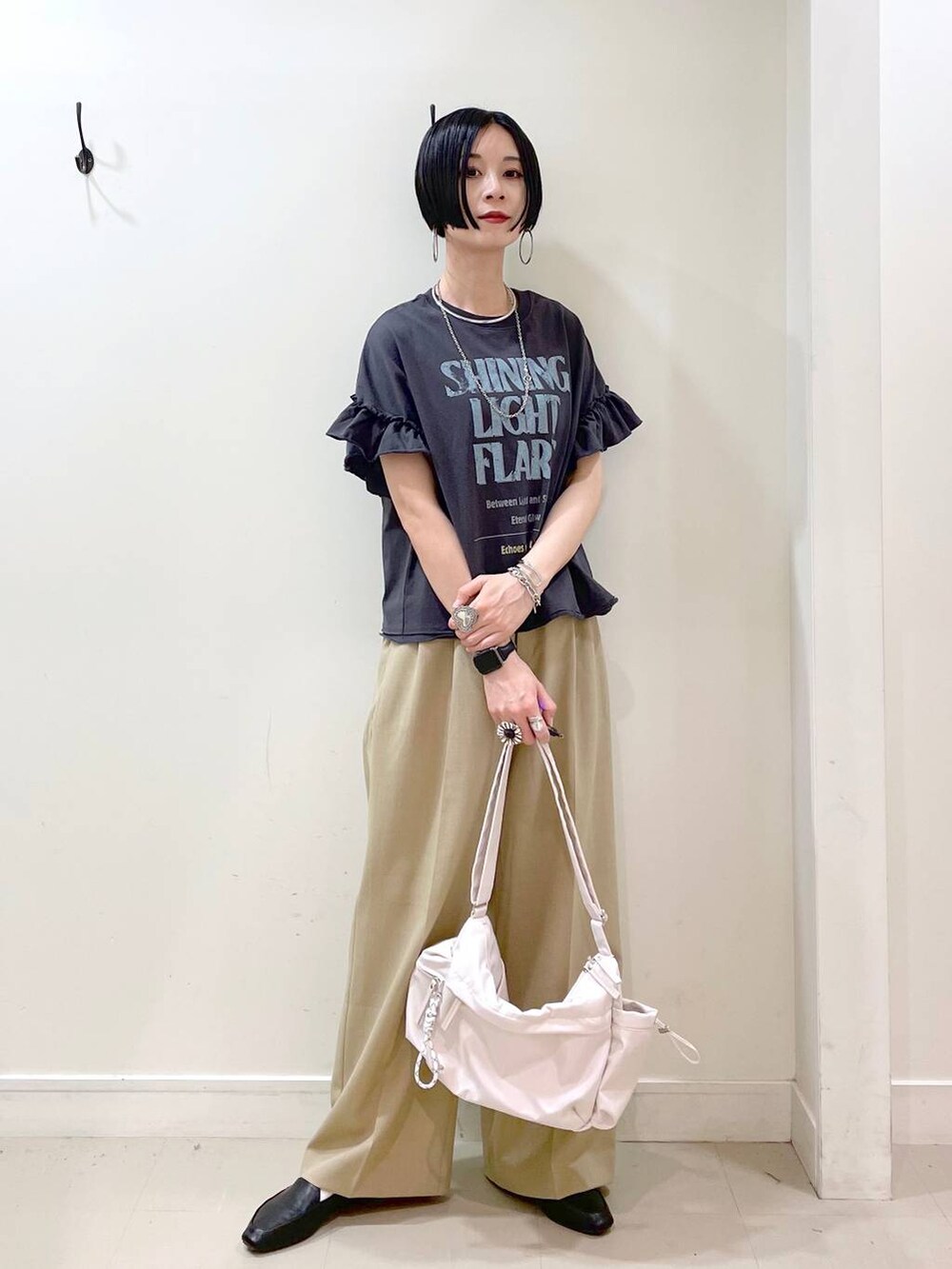「大人カジュアル、高見え、若見え、着痩せ・細見え、ママコーデ、楽ちんコーデ、普通_GLOBAL WORK、高身長、体型カバー、GLOBAL WORK、シンプルコーデ、Tシャツ、ワイドパンツ、パンツ、春コーデ」｜「GLOBAL WORKのらくっション踏めるバブーシュ/136007（その他シューズ、ブラック系）」を使った、るんるんさん（レディース・168cm）の春コーディネートの9枚目の写真