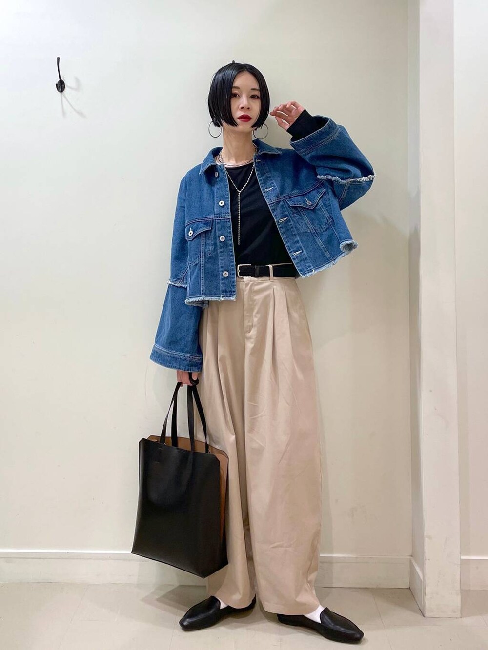 「高見え、若見え、着痩せ・細見え、ママコーデ、普通_GLOBAL WORK、高身長、GLOBAL WORK、パンツ、Tシャツ、ショルダーバッグ、バッグ、ネックレス、春コーデ」|「GLOBAL WORKのBeauteeラメクループルオーバー長袖/115464(Tシャツ/カットソー、ブラック系)」を使った、るんるんさん(レディース・168cm)の夏コーディネートの6枚目の写真