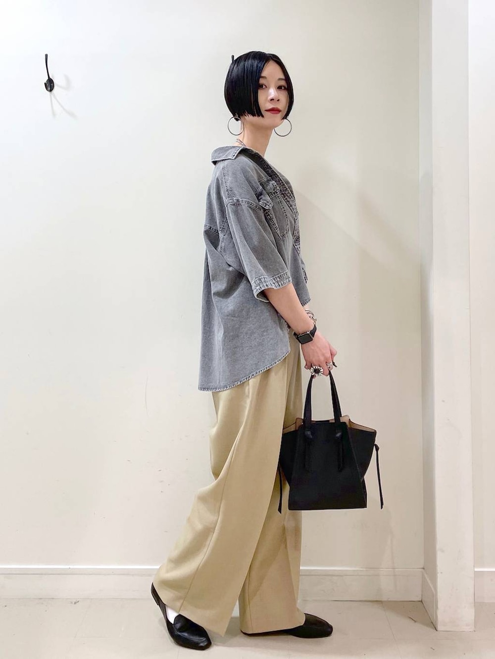 「高見え、若見え、着痩せ・細見え、ママコーデ、楽ちんコーデ、普通_GLOBAL WORK、高身長、体型カバー、GLOBAL WORK、シンプルコーデ、大人カジュアル、シャツ、タンクトップ、ワイドパンツ、パンツ」｜「GLOBAL WORKのらくっション踏めるバブーシュ/136007（その他シューズ、ブラック系）」を使った、るんるんさん（レディース・168cm）の春コーディネートの4枚目の写真