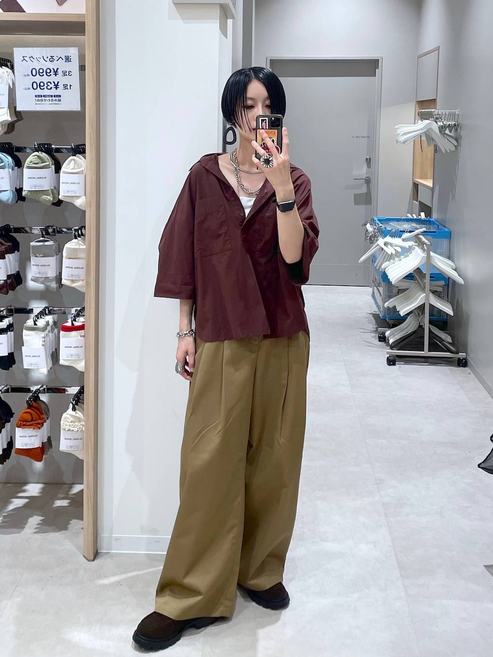 ブラウン系のローファー、レッド系のシャツ/ブラウス、ブラウン系のその他パンツを着用したレディースの秋コーディネートの7枚目の写真