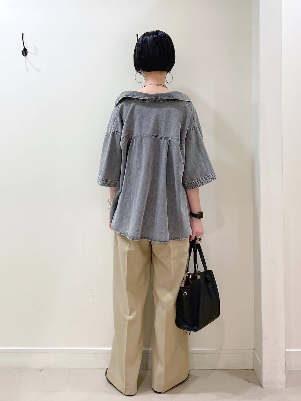 「高見え、若見え、着痩せ・細見え、ママコーデ、楽ちんコーデ、普通_GLOBAL WORK、高身長、体型カバー、GLOBAL WORK、シンプルコーデ、大人カジュアル、シャツ、タンクトップ、ワイドパンツ、パンツ」｜「GLOBAL WORKのらくっション踏めるバブーシュ/136007（その他シューズ、ブラック系）」を使った、るんるんさん（レディース・168cm）の春コーディネートの5枚目の写真