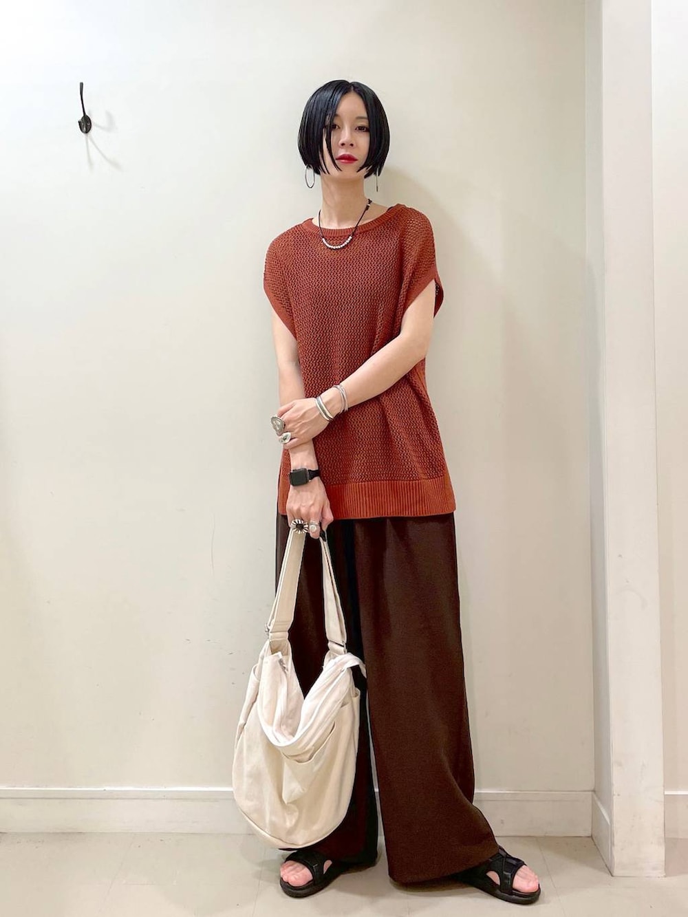 「GLOBAL WORK、シンプルコーデ、高見え、若見え、着痩せ・細見え、ママコーデ、楽ちんコーデ、普通_GLOBAL WORK、高身長、体型カバー、大人カジュアル、ワイドパンツ、パンツ、ネックレス、サンダル」|「GLOBAL WORKのアップルウォッチ/合皮バンド/160631(デジタル腕時計、ブラック系)」を使った、るんるんさん(レディース・168cm)の夏コーディネートの6枚目の写真