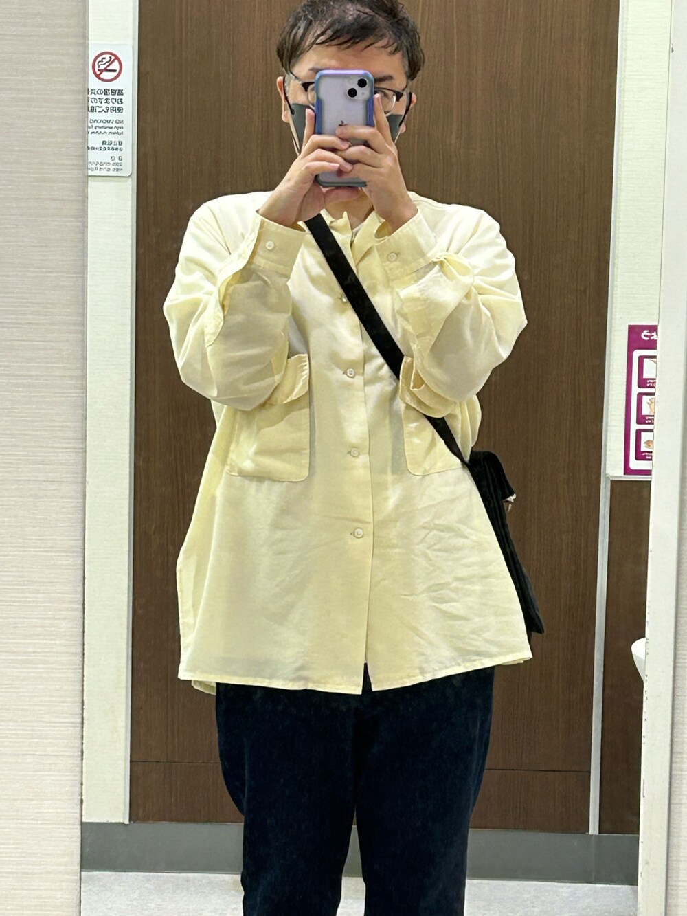 イエロー系のシャツ/ブラウスを着用したメンズの春コーディネートの2枚目の写真