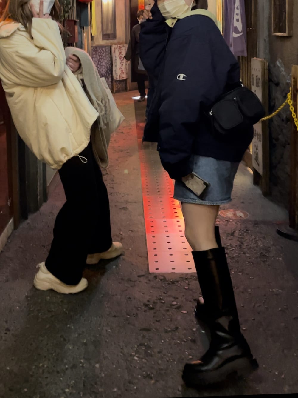 「デニムスカート、古着、ヴィンテージ」｜「Chicoのロングブーツ（ブーツ、ブラック系）」を使った、osaさん（レディース・155cm）の冬コーディネートの2枚目の写真