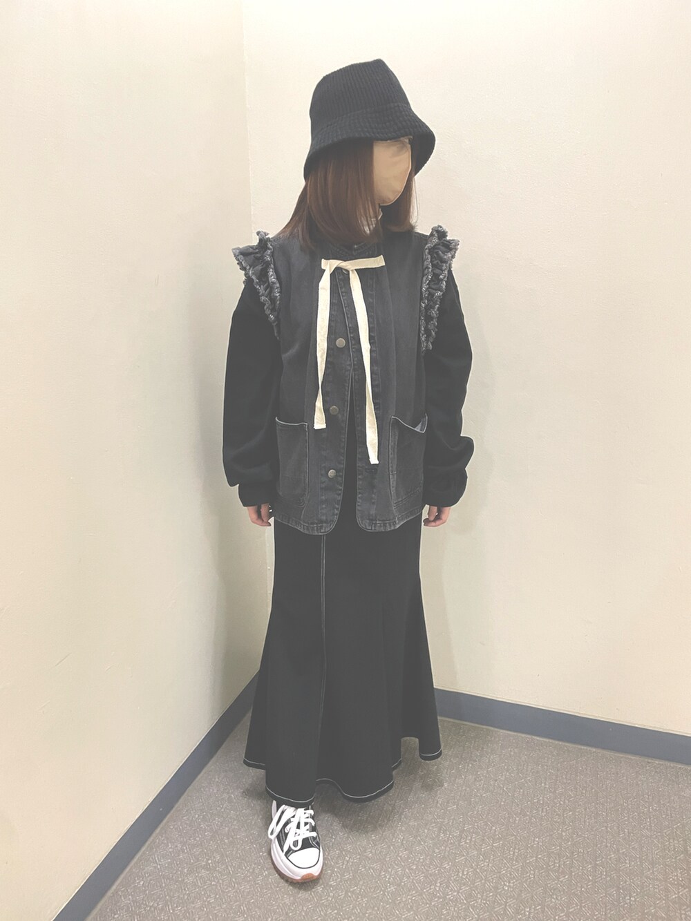 ブラック系のジャケット/アウター、ブラック系のスウェット、ブラック系のスカートを着用したレディースの秋コーディネートの2枚目の写真