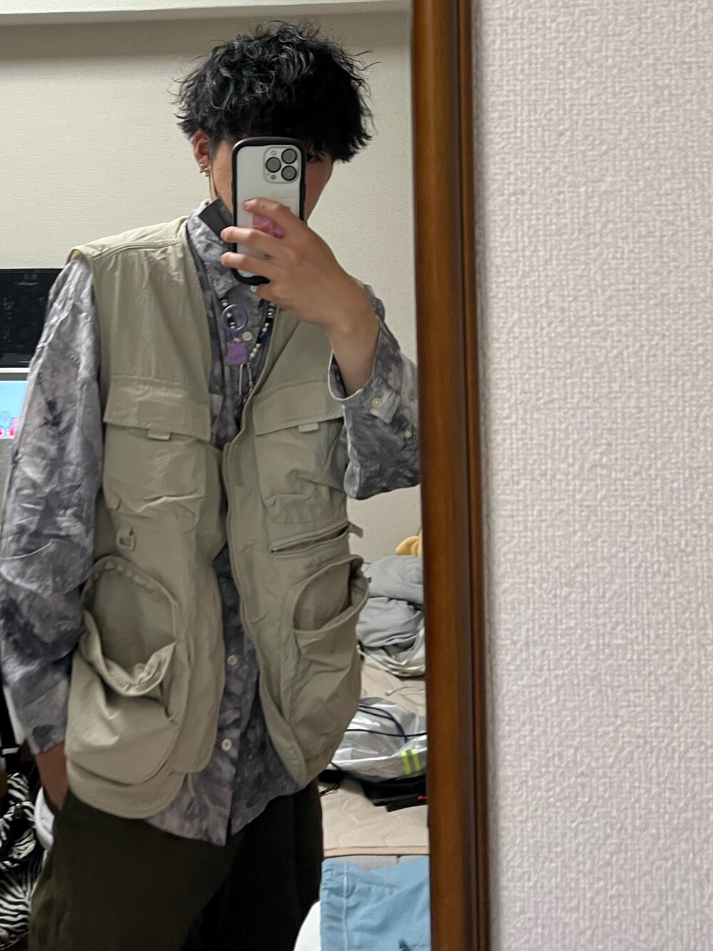 グリーン系のジャケット/アウターを着用したメンズの秋コーディネートの2枚目の写真