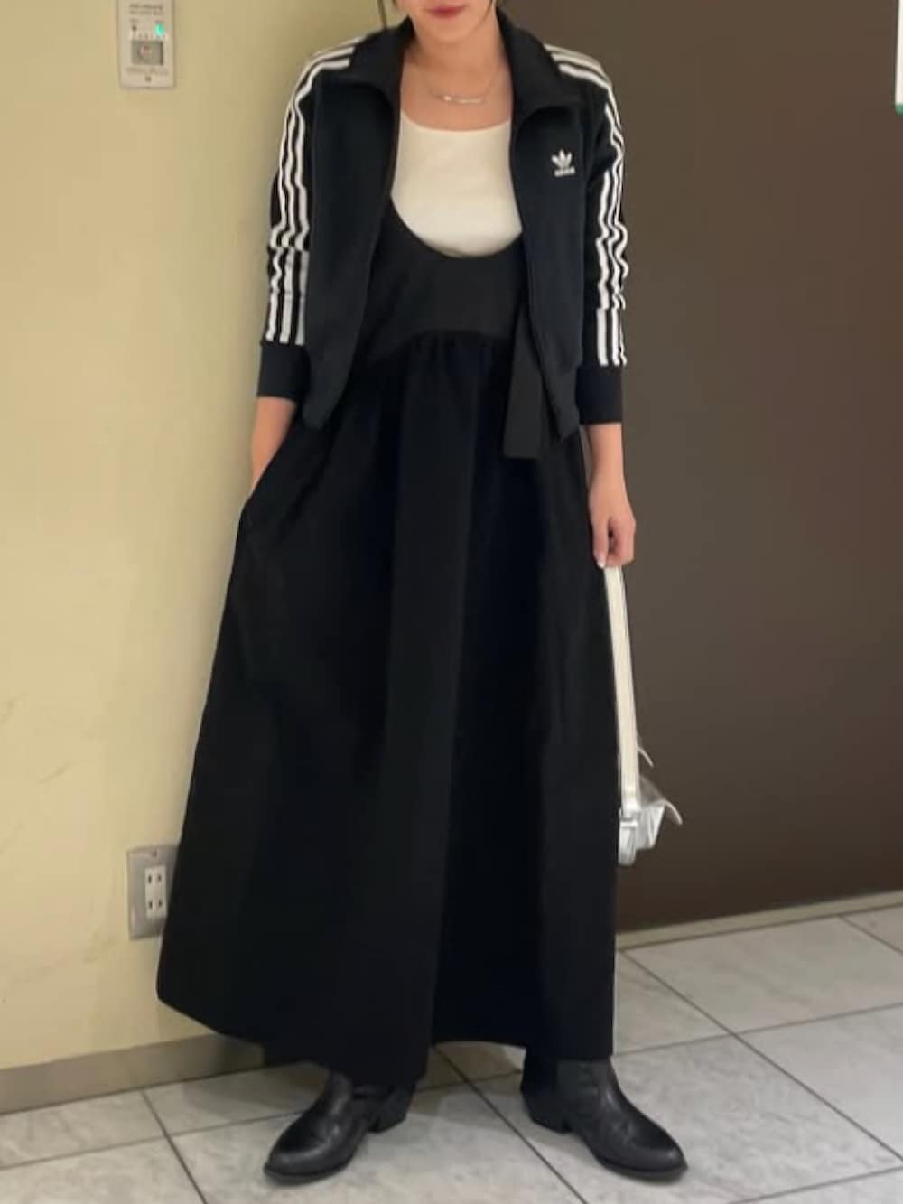 「adidas、トラックジャケット、cepo.、大人女子、キレイめカジュアル、スポーツミックス、お出かけコーデ、ジャンパースカート、モノトーン、モノトーンコーデ、ワンピース、春コーデ、休日スタイル、ラフコーデ」｜「cepoの〈ZOZO限定カラーあり〉ワンショルダーバッグ（ショルダーバッグ、シルバー系）」を使った、cepo公式さん（レディース・158cm）の冬コーディネートの2枚目の写真