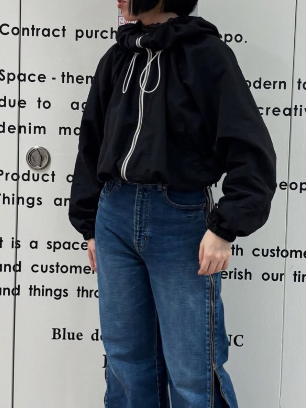 「ブルゾン、大人カジュアル、ワイドパンツ、デニムパンツ、お出かけコーデ、春アウター、cepo.、シンプルコーデ、春コーデ、高身長女子」｜「cepoの〈2way〉マルチジップデニムパンツ 〈高身長/低身長サイズあり〉（デニムパンツ、ブルー系）」を使った、cepo公式さん（レディース・163cm）の春コーディネートの2枚目の写真