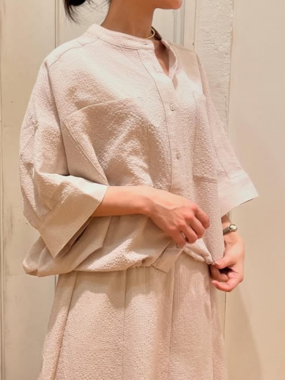 「セットアップ、cepo.、淡色コーデ、ホワイトコーデ、シャツスタイル、フレアスカート、ロングスカート、150cm台コーデ、低身長コーデ、低身長女子、大人カジュアル、きれいめカジュアル、お出かけコーデ、初夏コーデ」｜「cepoの〈セットアップ対応〉速乾＆涼感 リサイクルポリサッカーマーメイドスカート（スカート、ホワイト系）」を使った、cepo公式さん（レディース・151cm）の春コーディネートの2枚目の写真