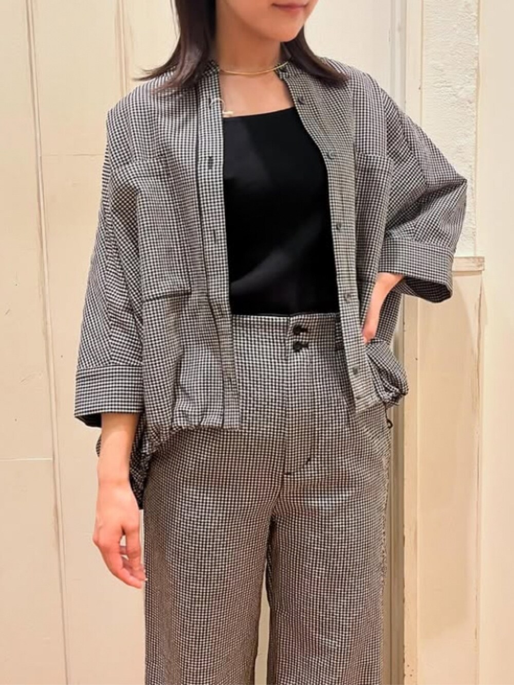「柄シャツ、セットアップ、ワイドパンツ、cepo.、大人カジュアル、きれいめカジュアル、シャツスタイル、夏コーデ、ラクチンコーデ、150cm、低身長コーデ、20代、お出かけコーデ、モノトーン、ギンガムチェック」｜「cepoの〈セットアップ対応〉速乾＆涼感 リサイクルポリサッカーイージーパンツ（その他パンツ、ブラック系）」を使った、cepo公式さん（レディース・151cm）の春コーディネートの2枚目の写真