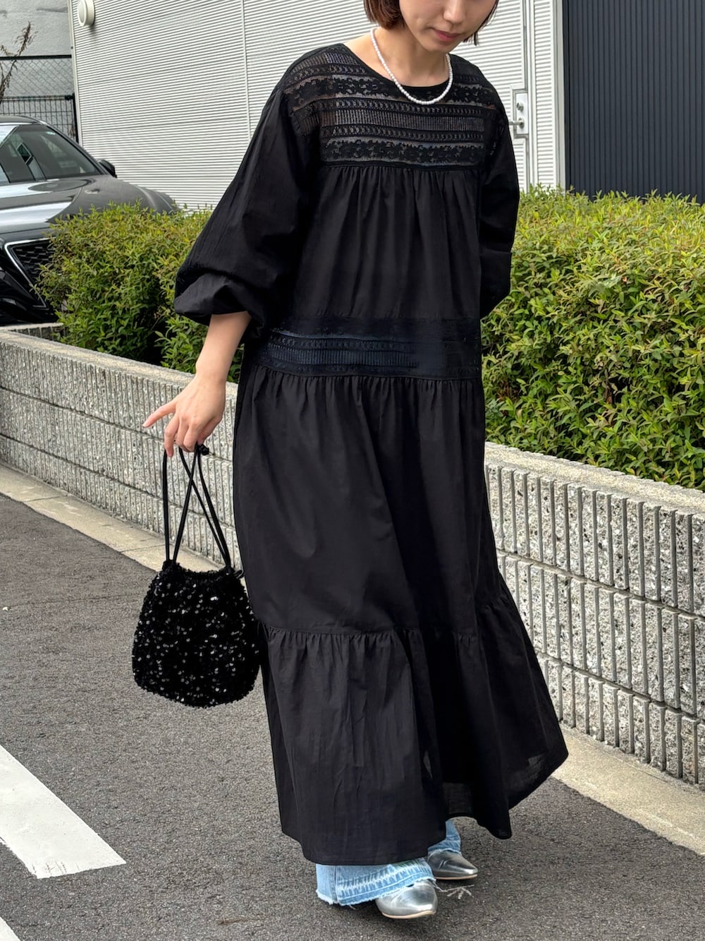 「ゆるコーデ、春めき満開コーデ、パンツコーデ、アウトドアスタイル、シンプルコーデ、可愛い、レース、大人かわいい、大人カジュアルコーデ、はるコーデ、春服みてみて、お洒落さんとつながりたい、ワンピーススタイル、cepo.」｜「cepoのレース切替ワンピース（ワンピース、ブラック系）」を使った、cepo公式さん（レディース・158cm）の春コーディネートの2枚目の写真