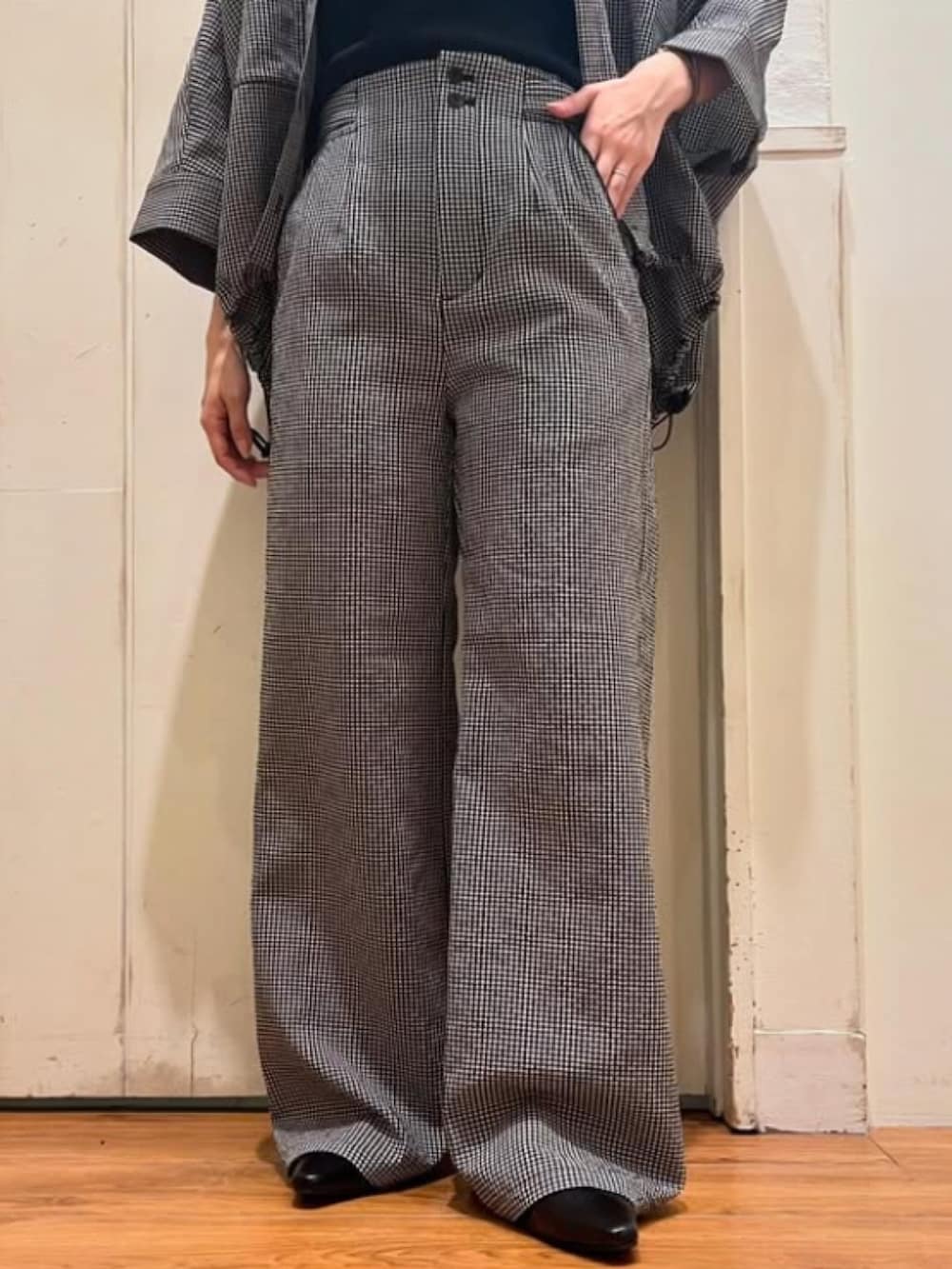 「柄シャツ、セットアップ、ワイドパンツ、cepo.、大人カジュアル、きれいめカジュアル、シャツスタイル、夏コーデ、ラクチンコーデ、150cm、低身長コーデ、20代、お出かけコーデ、モノトーン、ギンガムチェック」｜「cepoの〈セットアップ対応〉速乾＆涼感 リサイクルポリサッカーイージーパンツ（その他パンツ、ブラック系）」を使った、cepo公式さん（レディース・151cm）の春コーディネートの3枚目の写真