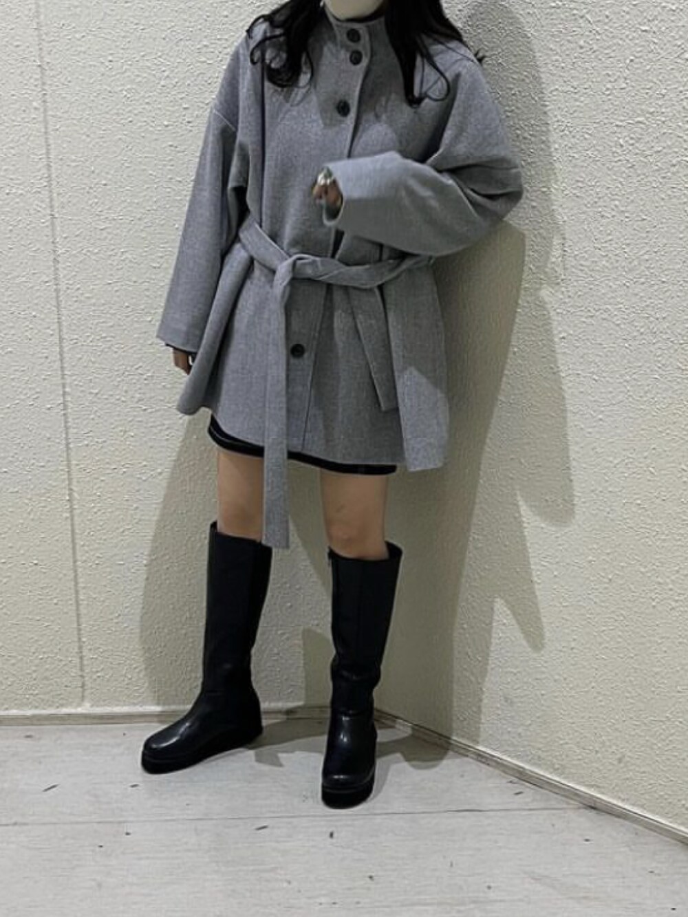 「コート、ショートパンツ、冬コーデ、ロングブーツ、休日コーデ、cepo.、大人かわいい、オトナカジュアル、ボータートップス」｜「cepoのカットメルトン ハイネックハーフコート（ステンカラーコート、グレー系）」を使った、cepo公式さん（レディース・158cm）の秋コーディネートの2枚目の写真