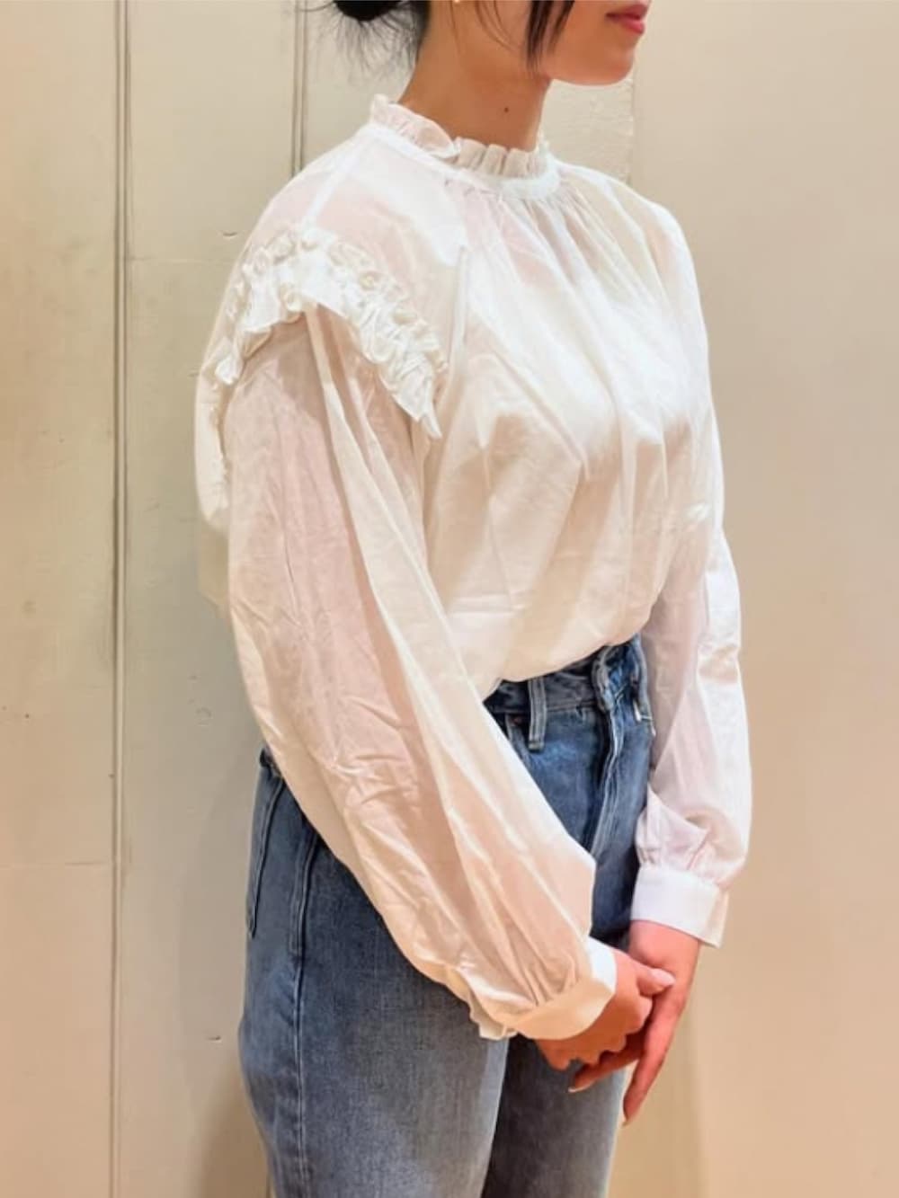 「テーラードジャケット、フリルブラウス、ブラウス、ブラウス×デニム、cepo.、春めき満開コーデ、春コーデ、春色、ホワイトコーデ、きれいめカジュアル、大人カジュアル、大人コーデ、デニムパンツ、デニムコーデ」｜「cepoの〈2way〉〈セットアップ対応〉コットンレーヨンスラブテーラードジャケット（テーラードジャケット、ホワイト系）」を使った、cepo公式さん（レディース・162cm）の春コーディネートの2枚目の写真