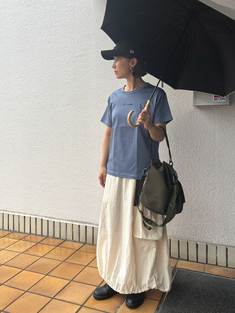 「レイヤードスタイル、スポーツミックス、大人かわいい、楽チンコーデ、夏コーデ、雨の日コーデ、雨、カジュアルガーリー、30代コーデ、オフィススタイル、リラックススタイル、夏服」｜「cepoのシルケットロゴショートスリーブTee（Tシャツ/カットソー、ブルー系）」を使った、cepo公式さん（骨格ストレート・レディース・158cm）の夏コーディネートの2枚目の写真