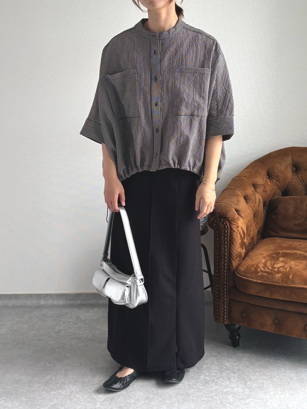 「シャツスタイル、cepo.、夏コーデ、ラクチンコーデ、カジュアルガーリー、スカートコーデ、カジュアルスタイル、夏服、お洒落さんとつながりたい、大人かわいい、ショルダーバッグ、40代ファッション、30代ファッション、キレイめ、150cm台コーデ」｜「cepoの〈軽量〉リボンギャザー・ラウンドトゥフラットバレエシューズ（バレエシューズ、ブラック系）」を使った、cepo公式さん（骨格ストレート・レディース・158cm）の春コーディネートの4枚目の写真