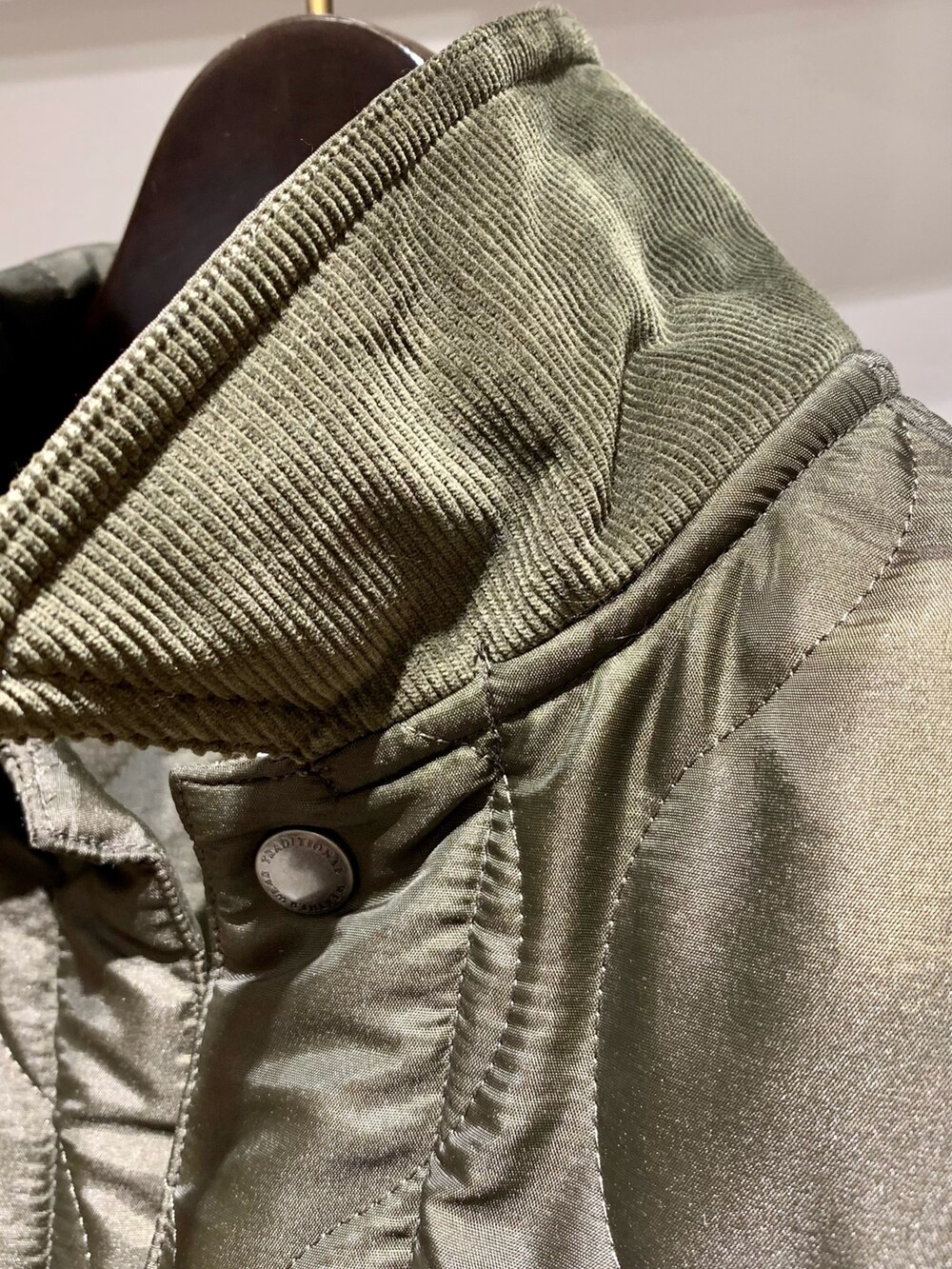 グリーン系のブルゾン、ブラック系のTシャツ/カットソー、グレー系のスラックスを着用したメンズの秋コーディネートの3枚目の写真