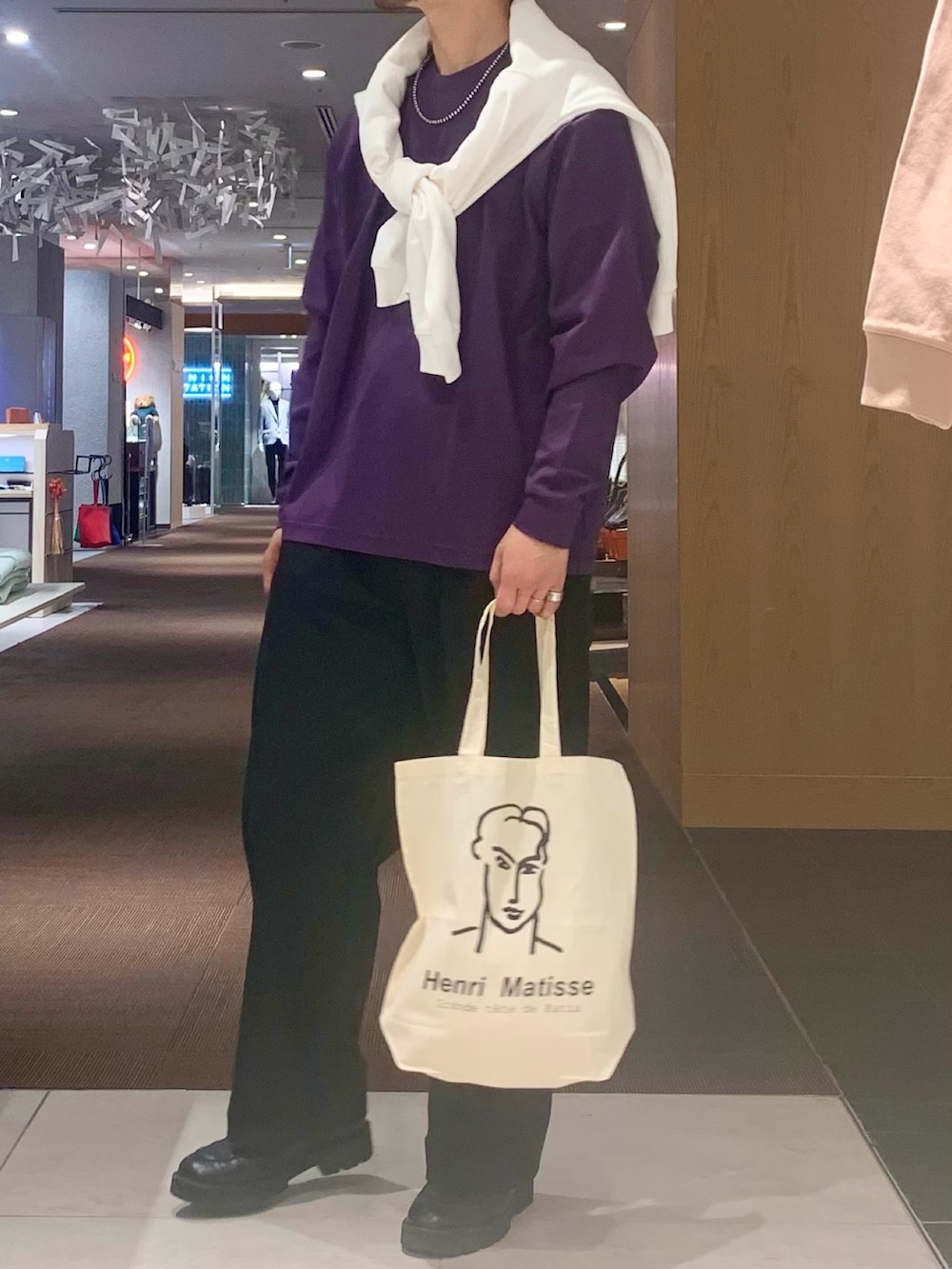 ホワイト系のスウェット、ブラウン系のTシャツ/カットソー、ブラック系のチノパンツを着用したメンズの冬コーディネートの2枚目の写真