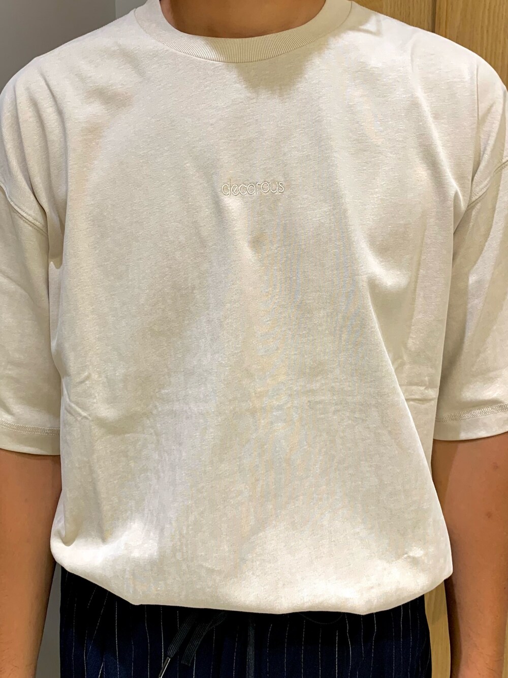 「お出かけコーデ、シャツスタイル、秋服準備はじめました、夏コーデ、アバハウス、夏だ！Tシャツ着よう！、夏ファッション、ビッグシルエット、メガネ男子、ファッションを楽しもう、大人コーデ、ストライプ、ストライプパンツ、ミニトート」｜「ABAHOUSEの【ヴィンテージ風】ピグメントプリント　刺繍Tシャツ（Tシャツ/カットソー、ホワイト系）」を使った、Hiro Kumazawaさん（メンズ・178cm）の夏コーディネートの5枚目の写真
