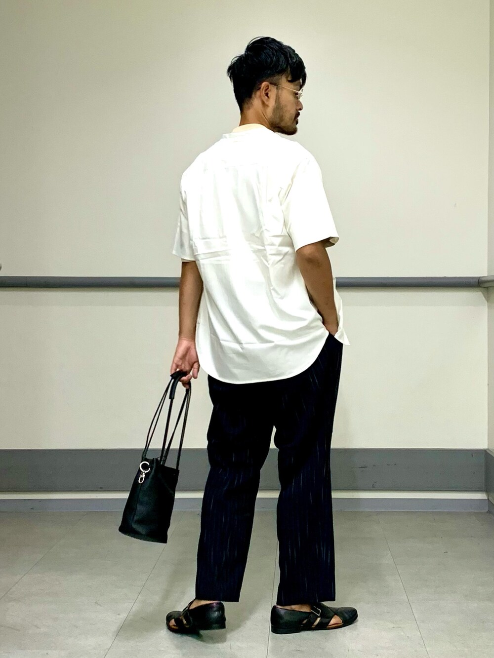 「お出かけコーデ、シャツスタイル、秋服準備はじめました、夏コーデ、アバハウス、夏だ！Tシャツ着よう！、夏ファッション、ビッグシルエット、メガネ男子、ファッションを楽しもう、大人コーデ、ストライプ、ストライプパンツ、ミニトート」｜「ABAHOUSEの【ヴィンテージ風】ピグメントプリント　刺繍Tシャツ（Tシャツ/カットソー、ホワイト系）」を使った、Hiro Kumazawaさん（メンズ・178cm）の夏コーディネートの2枚目の写真