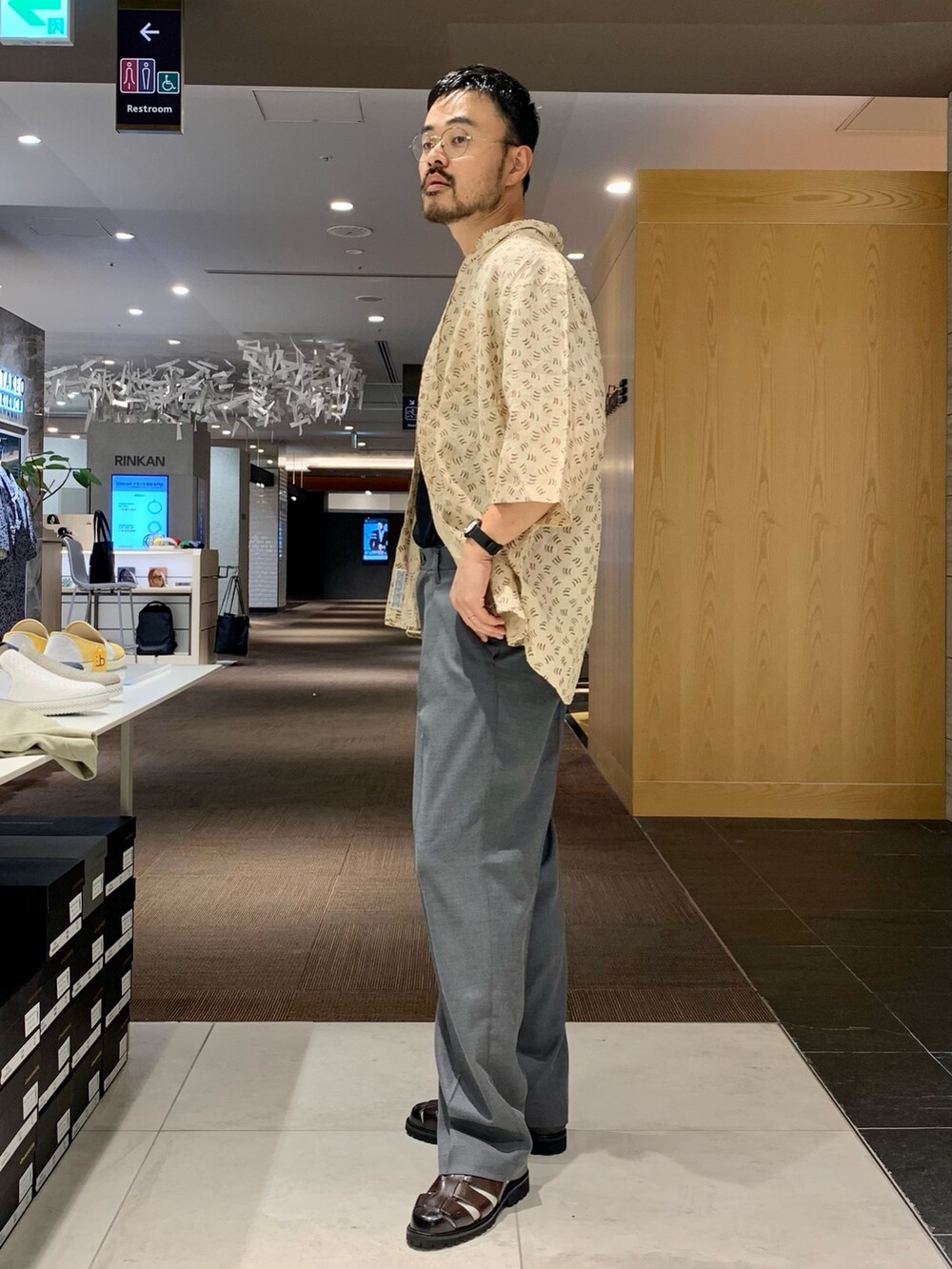 ベージュ系のシャツ/ブラウス、グレー系のその他パンツを着用したメンズの春コーディネートの3枚目の写真