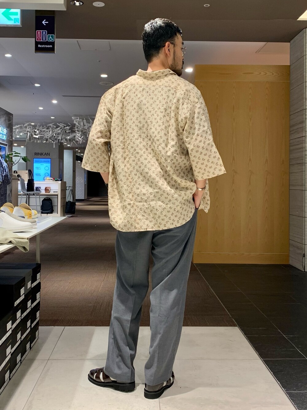 ベージュ系のシャツ/ブラウス、グレー系のその他パンツを着用したメンズの春コーディネートの2枚目の写真