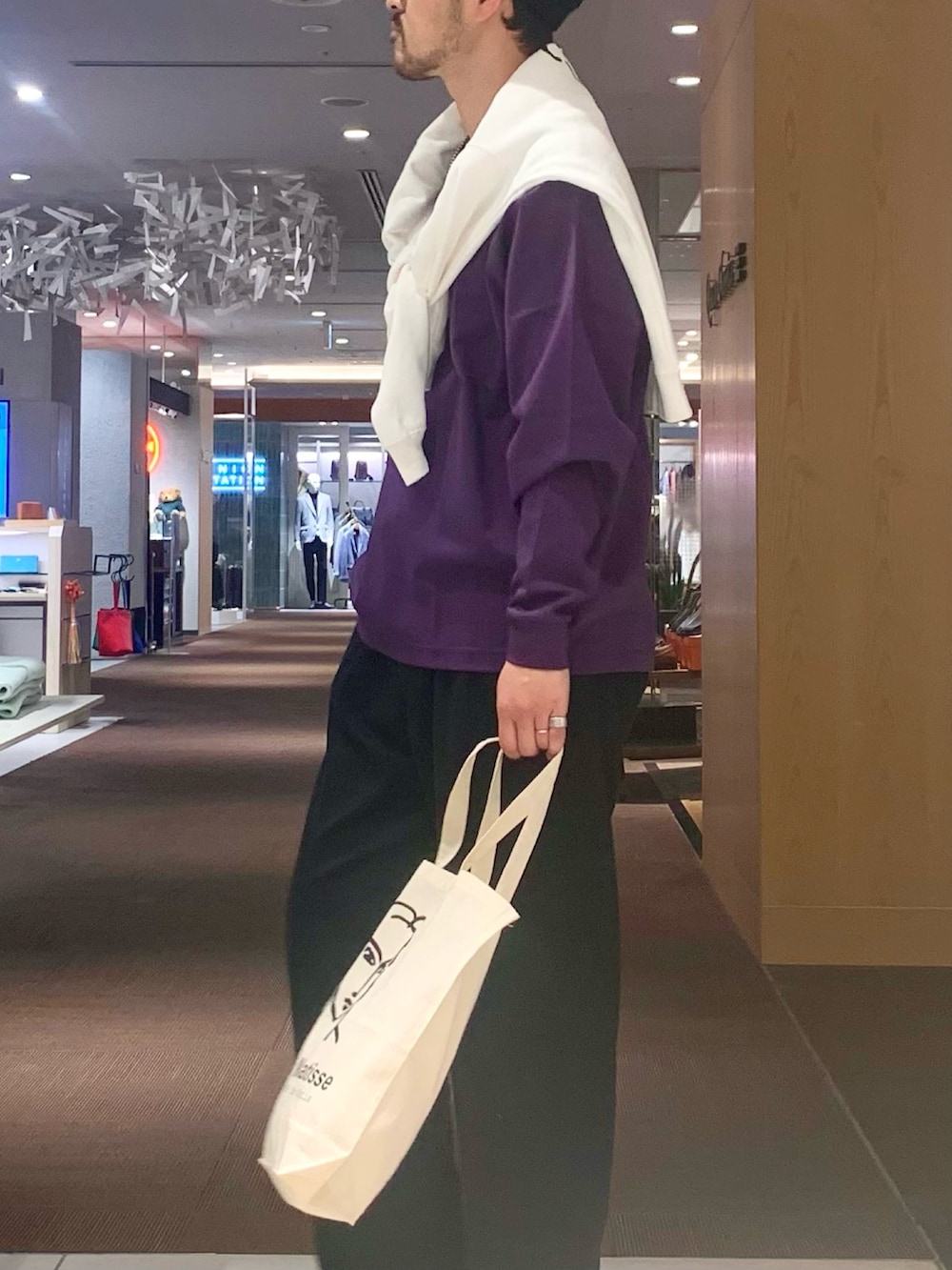 ホワイト系のスウェット、ブラウン系のTシャツ/カットソー、ブラック系のチノパンツを着用したメンズの冬コーディネートの3枚目の写真